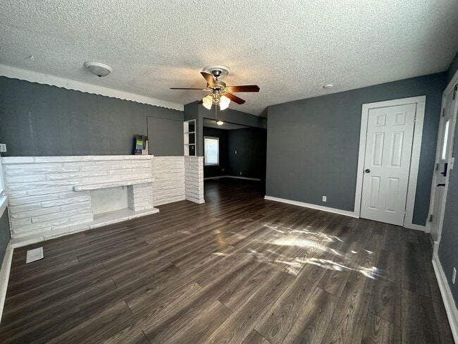 Building Photo - 1208 E Charleston Dr