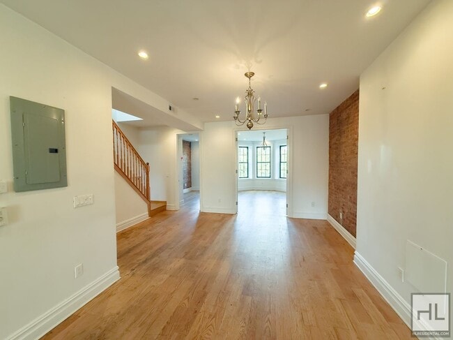Foto del edificio - EASTERN PARKWAY / Remarkable Renovated 4-Bed 3-Bath in Prime Crown Heights