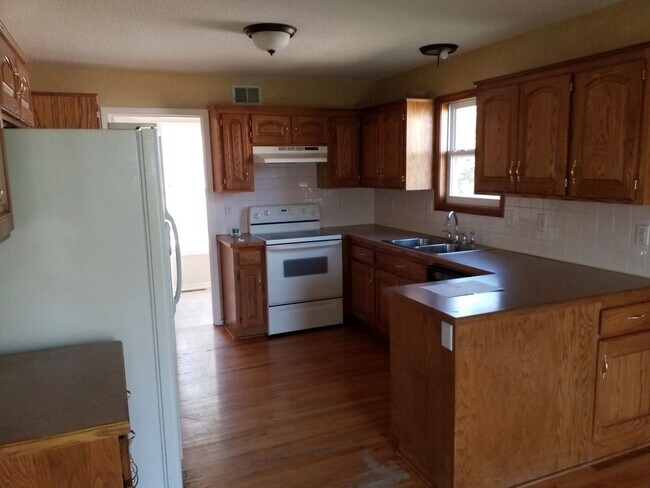 Foto del edificio - AVAILABLE NOW! Beautiful LARGE 4 BD 3 BTH ...