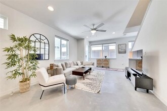 Building Photo - 814 N Bluff Dr