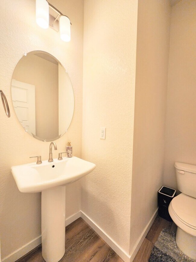 Building Photo - Enchanting and modern 3 bedroom, 3.5 bathr...