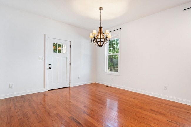Building Photo - Charming 3 bedroom, 2.5 bath home with fen...