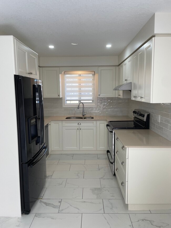 Building Photo - 49 Shaftsbury Dr