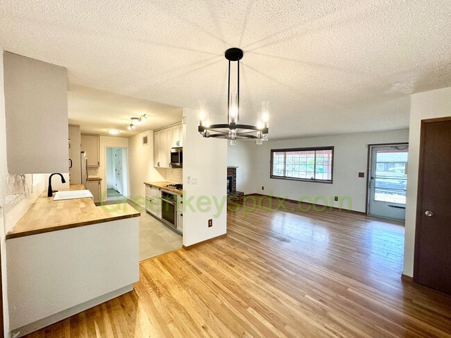 Foto del edificio - 3-Bedroom House on Large Lot in North Cent...