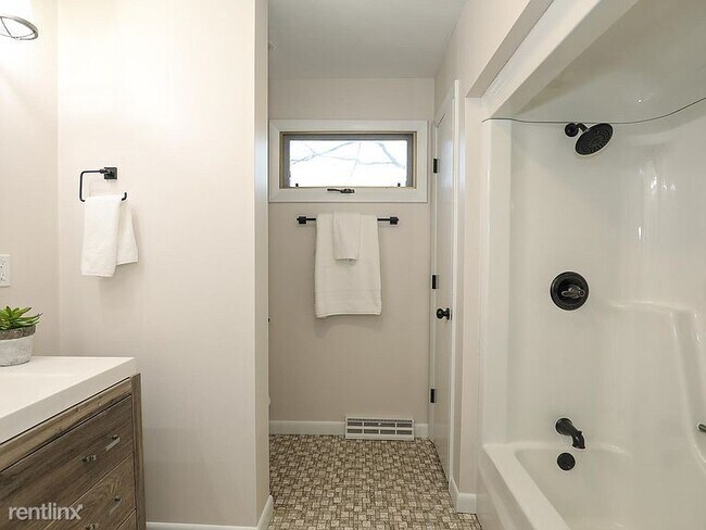Foto del edificio - 2 br, 2 bath House - 193 Stetson St