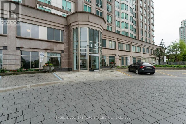 Photo du bâtiment - 1-711 Lee Centre Dr