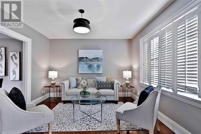 Building Photo - 372 Roehampton Ave