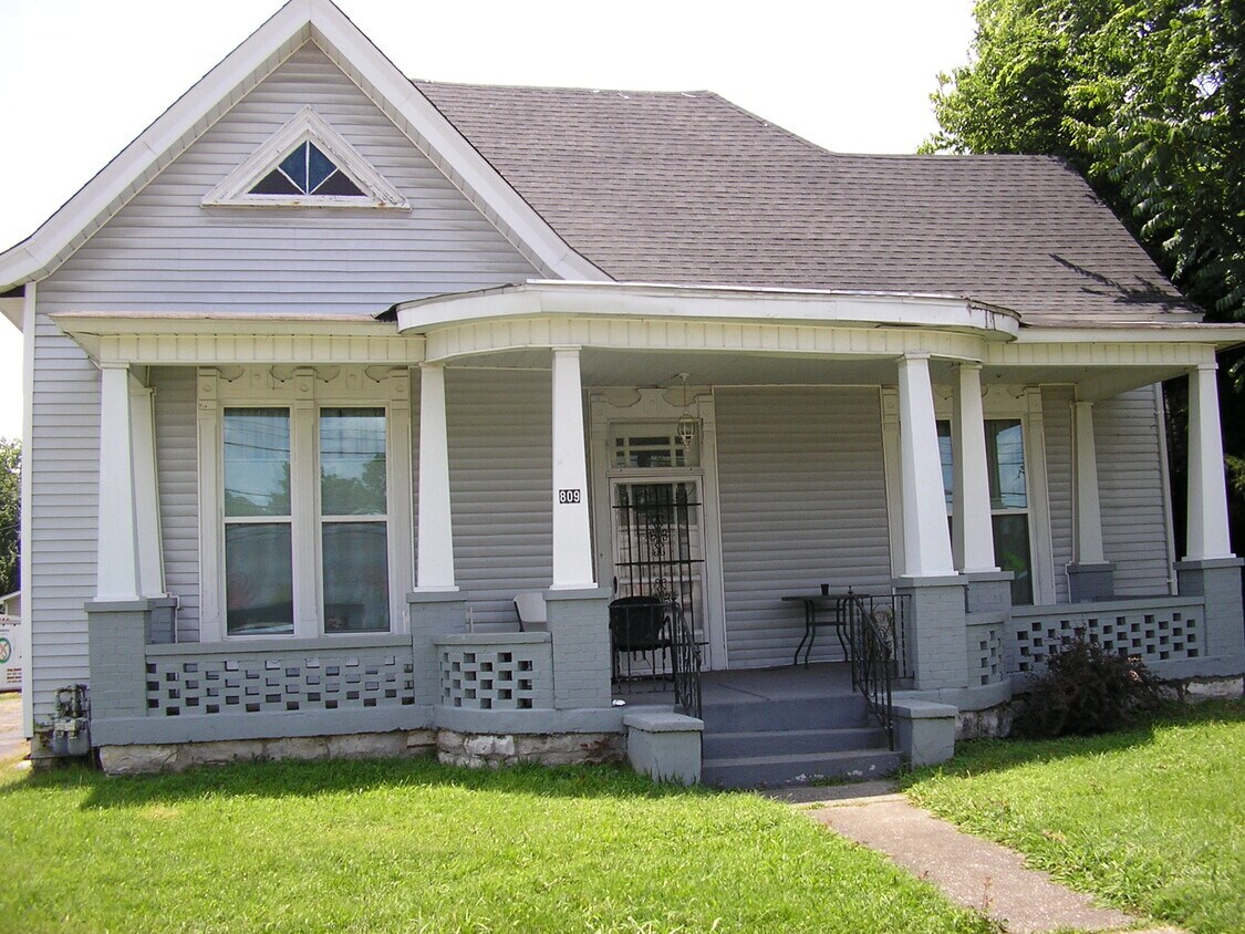 Primary Photo - 809 Broadway Ave