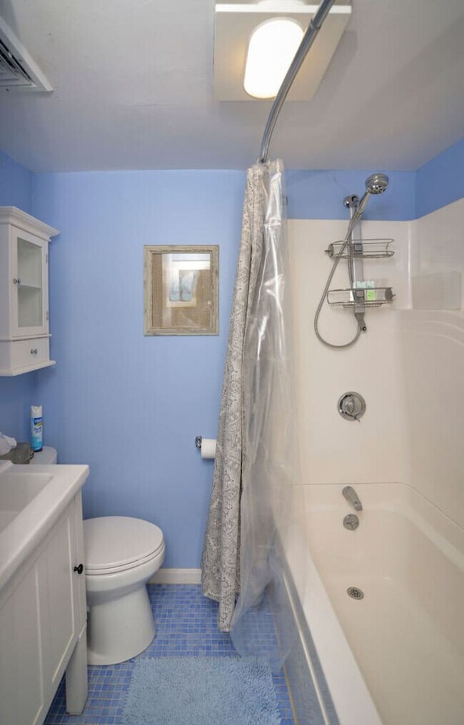 Building Photo - Cozy Coastal Retreat West Dennis