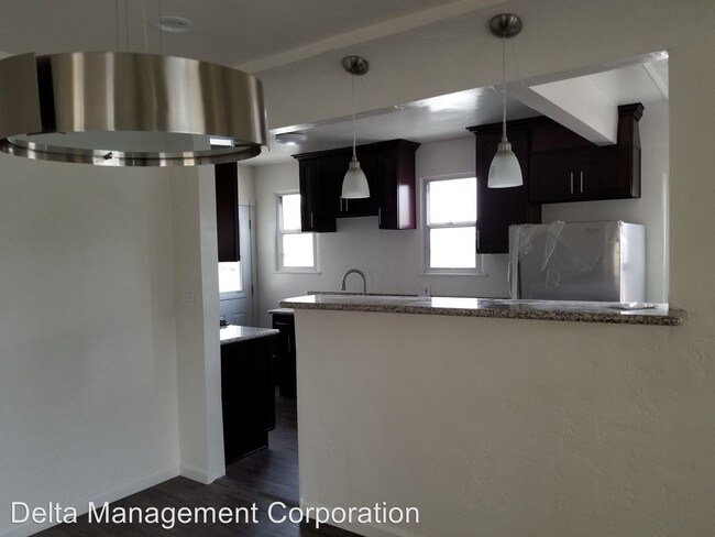 Building Photo - 1521 S Crest Dr