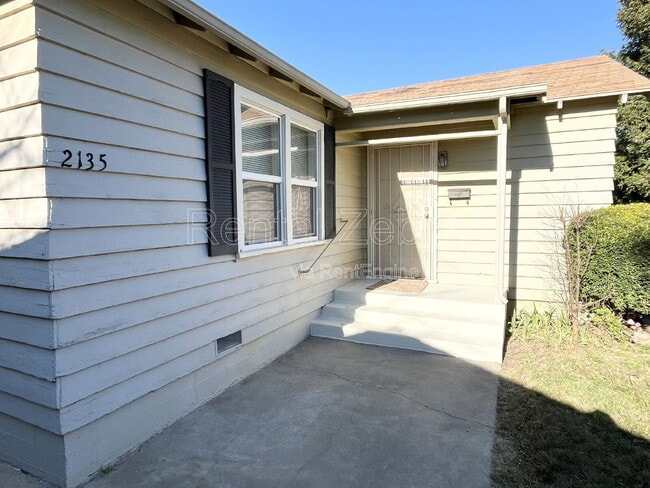 Building Photo - 2135 Orchard Ln