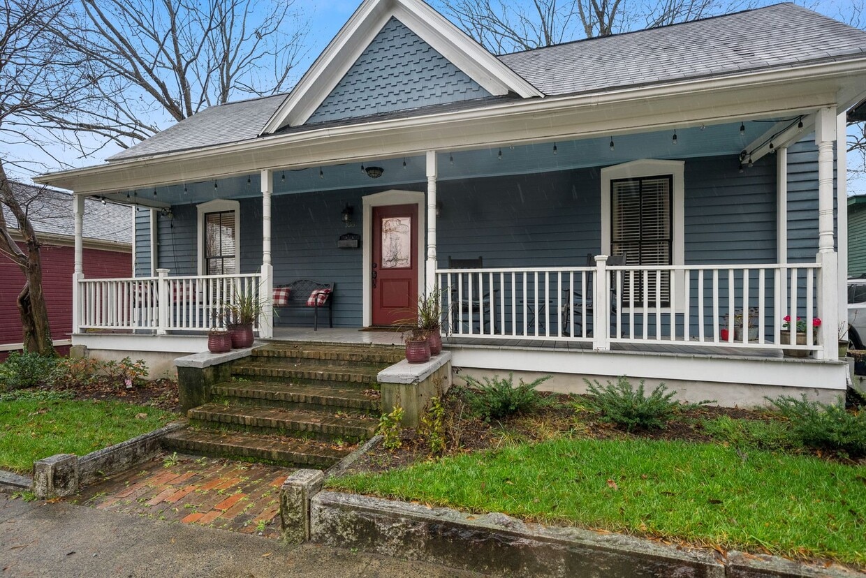 Available NOW! 3 bed + 2 bath bungalow w/ Historic charm in the heart of Durham! - Available NOW! 3 bed + 2 bath bungalow w/ Historic charm in the heart of Durham!