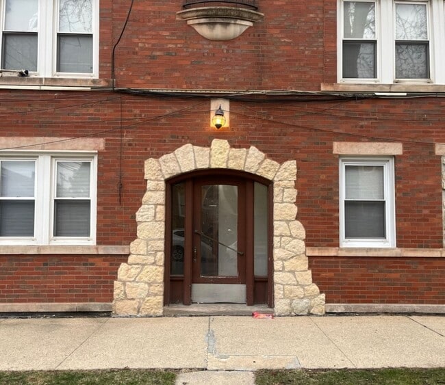 Building Photo - Condo with free heat! In-unit laundry, har...