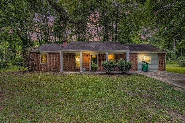 Building Photo - 3 bdrm, 2 bath in Stonecrest!
