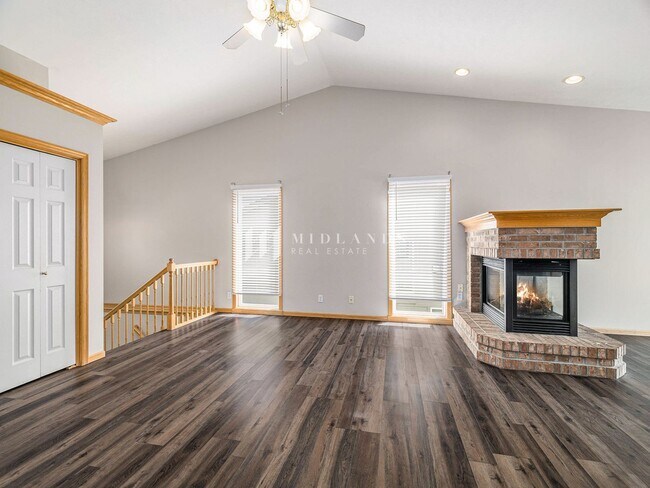 Foto del edificio - Beautiful Millard Townhome