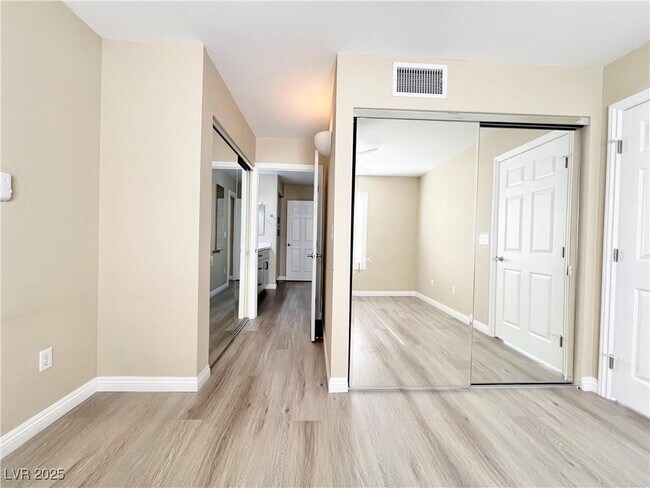 Foto del edificio - 8070 W Russell Rd