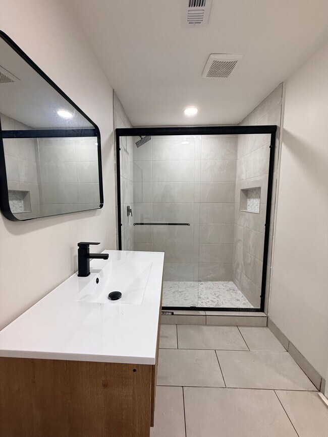 Foto del edificio - Completely renovated 5-bedroom, 3-bathroom home in the highly desirable Dalraida