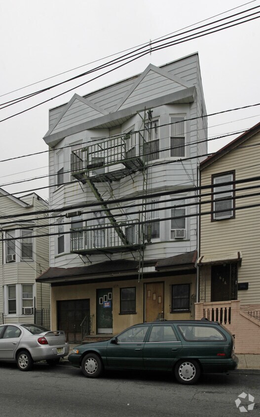 Building Photo - 674 N 6th St