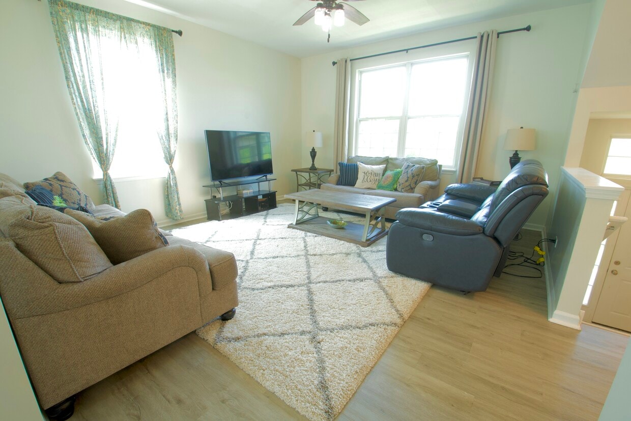 Foto principal - 3128 Valley Falls St