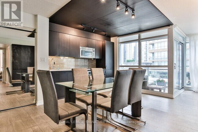 Building Photo - 10 Capreol Ct