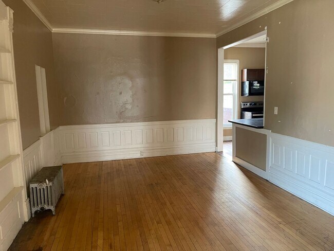 Building Photo - 639 Amherst Ave