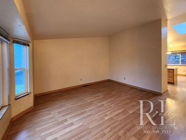 Foto del edificio - Spacious Silverdale Tri-Level with Hot Tub & Stylish Kitchen