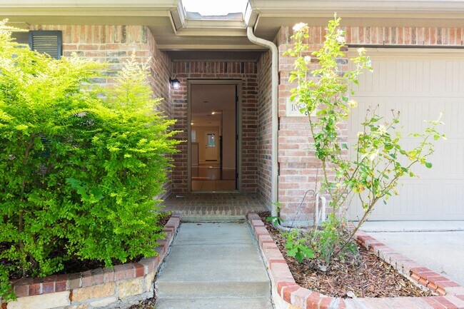 Foto del edificio - Great curb appeal from the mature shade tr...