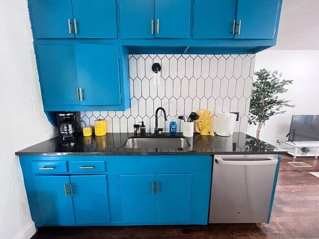 Foto del edificio - 3508 Clarkson Ave