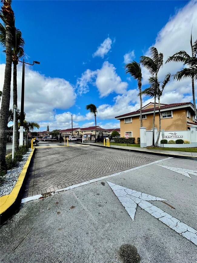 Foto del edificio - 562 NW 82nd Pl