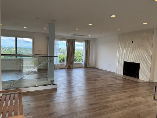 Building Photo - 4Bd/3Ba Seattle House