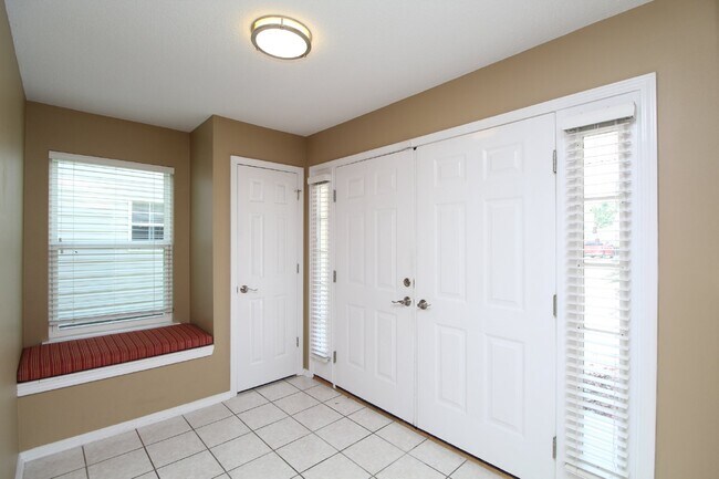 Building Photo - Beautiful 3 bedroom 2 bathroom brick-faced...