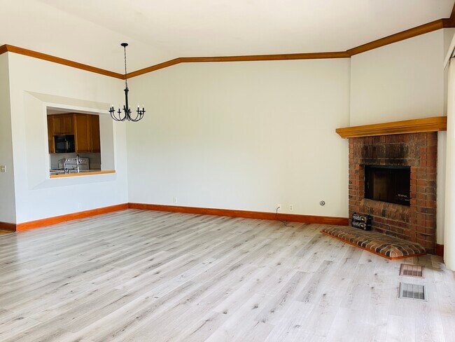 Building Photo - 8880 Villa La Jolla Dr
