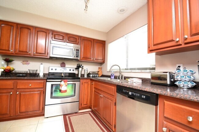 Building Photo - Fantastic 3 BR Lake Mary Home with vaulted...
