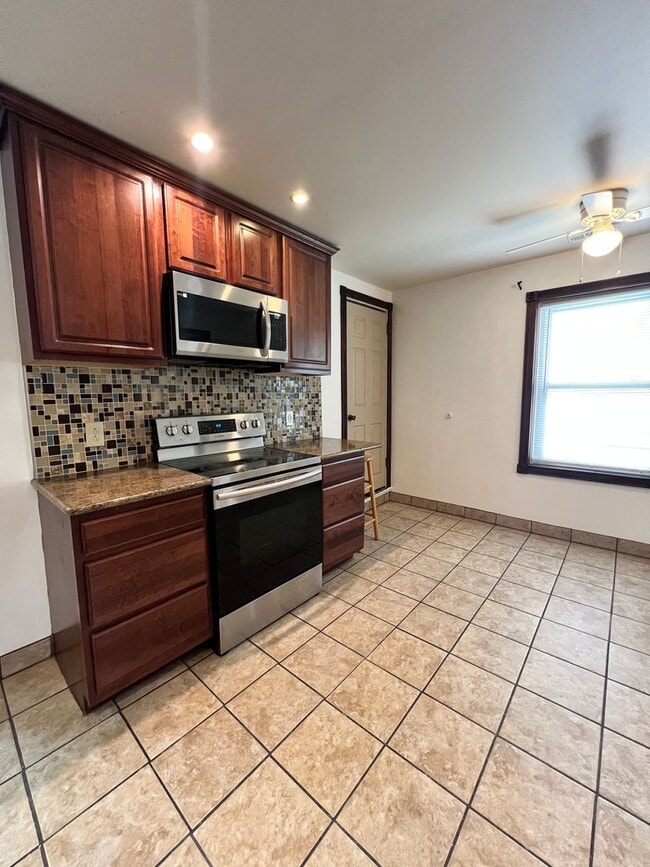 Building Photo - 3 Bedroom Apartment Available w/ 2 car garage