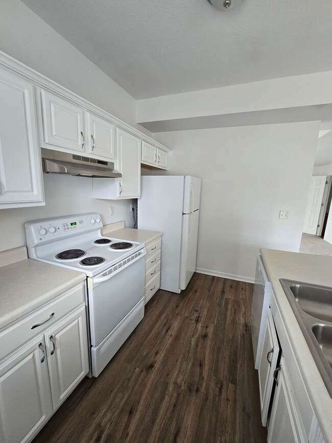 Building Photo - 3 bedroom duplex