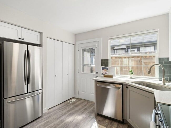 Building Photo - 2 Bedroom 1.5 bath Townhome in Edgewater