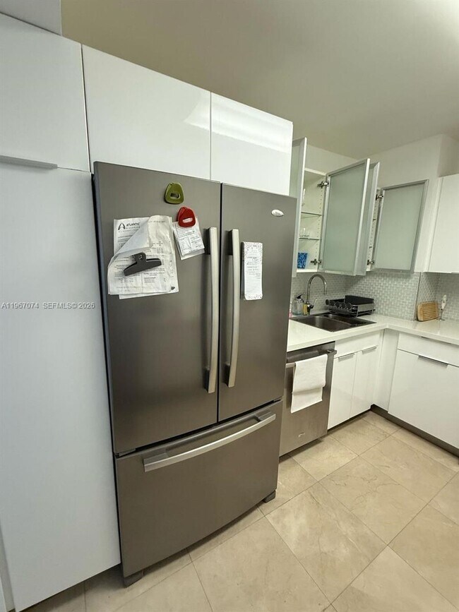 Foto del edificio - 100 Bayview Dr