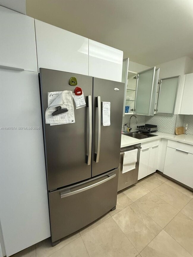 Building Photo - 100 Bayview Dr