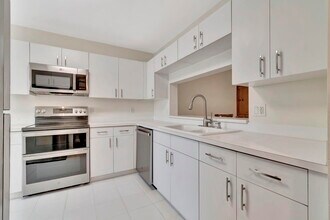Building Photo - 4735 Lucerne Lakes Blvd