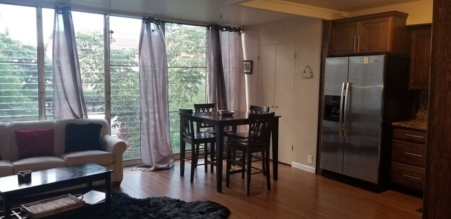 Building Photo - Spacious Upstairs One Bedroom Unit