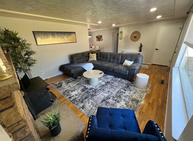 Living - 328 129th St S
