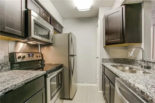 Kitchen - 4859 Cedar Springs Rd