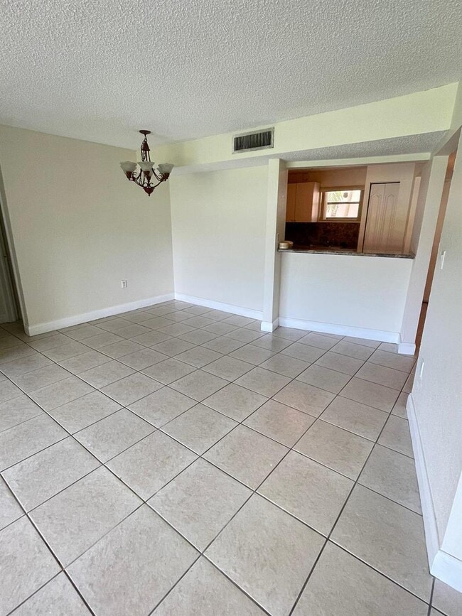 Foto del edificio - 4215 N University Dr