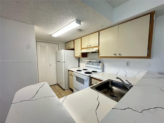 Foto del edificio - 7195 NW 179th St