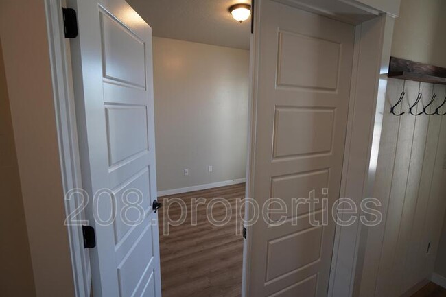 Building Photo - 6798 Memory Ln