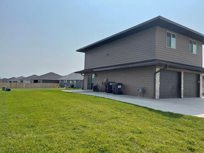 Foto del edificio - Beautiful, spacious, 4 bedroom, 3 bath tow...