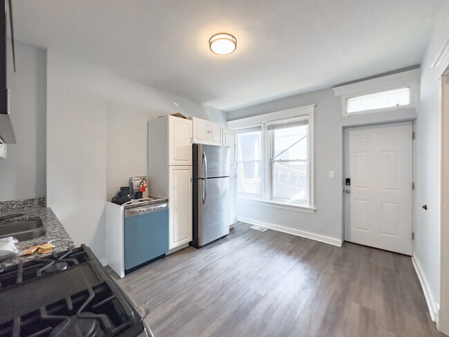 Building Photo - 3649 W Montrose Ave