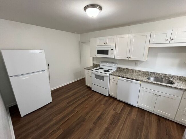 Building Photo - Charming 3-Bedroom Duplex Near CHI Memoria...