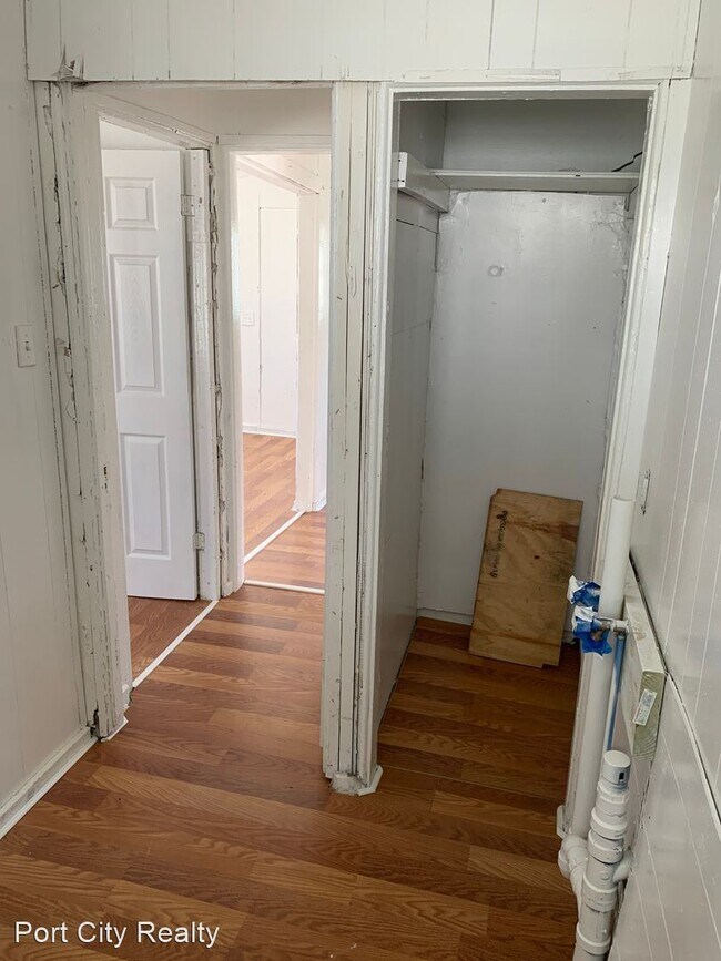 Building Photo - 2 br, 1 bath House - 4114 Miles St.