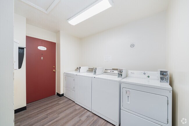 Lavandería - Waveland Place Apartments